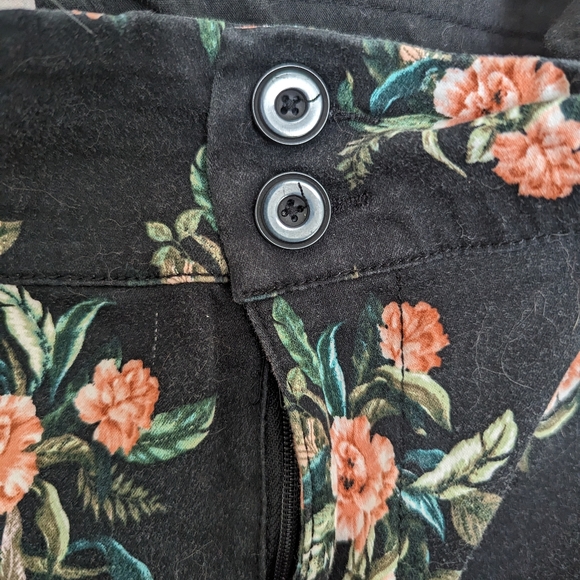 Torrid Floral Shorts Size 22 - Picture 3 of 5